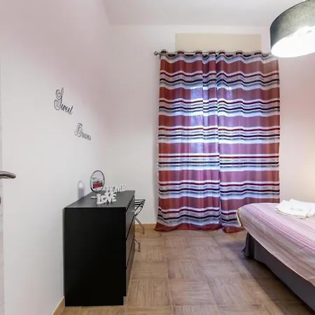 - Trastevere Train Station Apartamento